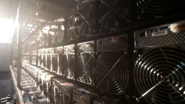 Акции биткоин-майнера Cango упали на 21% после сообщений об убытках на $81,6 млн